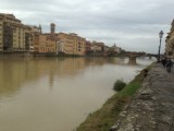 De rivier de Arne gaat onder Ponte Vechio door.