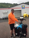 in regentenue klaar voor de tocht