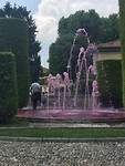alles is roze in Iseo zelfs de fontein
