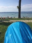 Strak aan Gardameer de tent opgezet