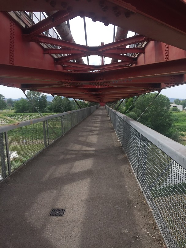 Fietsbrug onder aan de snelweg.