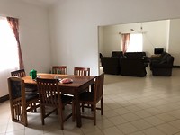 Woonkamer en eetkamer in het vrijwilligershuis