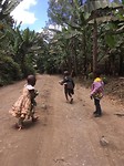 Kinderen lopen een lange wandeling naar huis