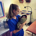 Meru District Hospital - Pas geboren baby in doeken (Kanga)