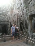 Tempel ingegroeid in enorme wortels van deze boom.