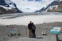 Ronald en Agnes bij de Athabasca Glacier