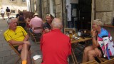 met Dany, Emmy en Carlos op een terras na het halen van het compostelaat