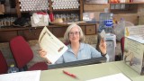 de dame die het compostellaat opmaakt