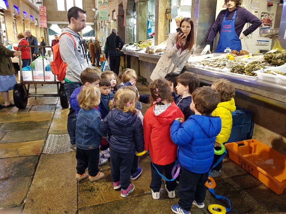 Kinderen bij de visboer