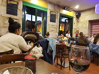Restaurant vol met dames en kinderwagens
