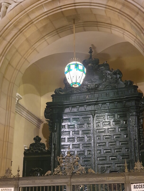Een lamp in de kathedraal