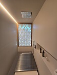 De douche, grote regendouche in het plafond