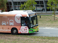De stadsbussen hebben een fietsdrager voor op de bus, is ook handig toch.....