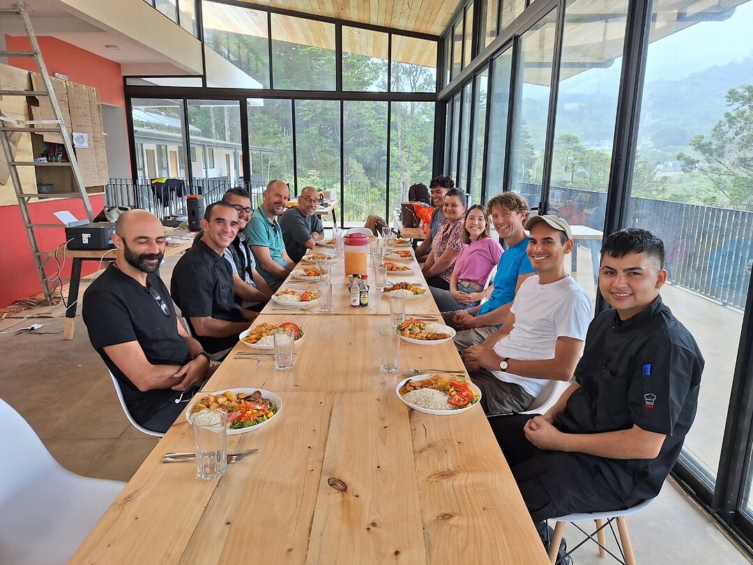 Een van de teamlunches van vóór de opening.