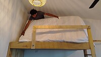 Het opmaken van het stapelbed