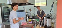 Merlijn en Tobias en Axel; de jongens maakten muqueca de peixe; heeerlijk!