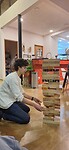 een van de spellen in het restaurant is een enorm Jenga spel
