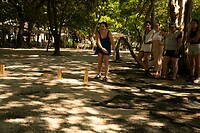 Kubb; de jongens tegen de meisjes.