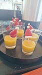 Een vers maracuja / mango sapje met kerstmutsje