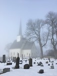 Stange Kirke in de ochtendmist