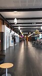 Corona-lege internationale vertrekhal vliegveld