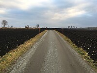 "Grusvei" met omgeploegde akkers