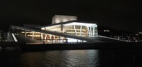 Operagebouw bij nacht