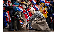 Kroonprinses Mette-Marit met Nederlandse kinderen