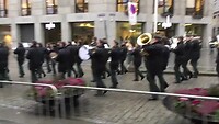 Parade door Karl Johans gate