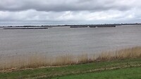 Op de winderige dijk