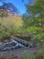 Één van de vele bruggen/watervallen
