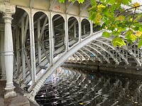 Één van de vele bruggen