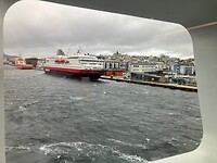 Haven van Ålesund met een boot van Hurtigruten