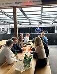 Optreden muzikant en bak met bier