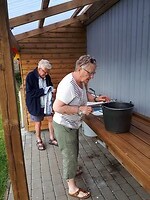 Gezellig aan de afwas op de camping.