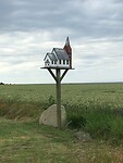 een grappig kerkje op een paal tegenover de Ballum Kirke