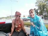 Met Alison achterin de pickup taxi in Ranong