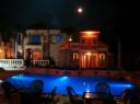 Resort van Ad by night