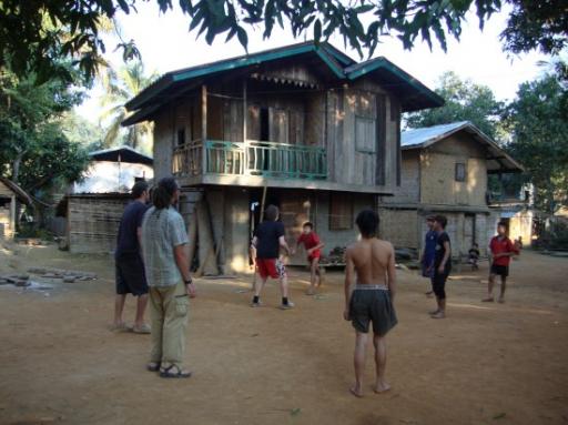 Voetballen met bewoners @ Ba-aan dorpje