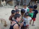 Foto's laten zien aan de kinderen @ Ba-aan dorpje