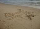 Spelletje spelen op het strand