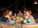 Kate, Johnny, Lisa, Clay en ik diner op het strand