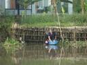 Vrouw wast kleding in rivier