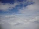 Boven de wolken in het vliegtuig naar Chiang Mai