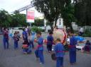 Kinderen die muziek maken op straat