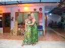 Nathalie en ik voor ons guesthouse.