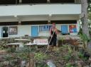 In de tuin werken op de school.
