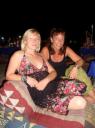 s'Avonds drankje doen op het strand.