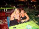 s'Avonds drankje doen op het strand.