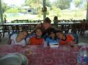 Samen met paar kids van de school op de foto